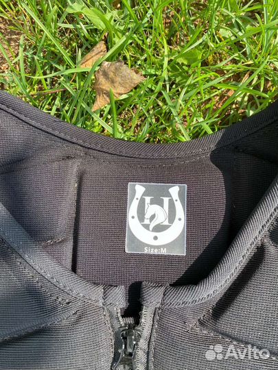 Каска и защитный желет для конного спорта