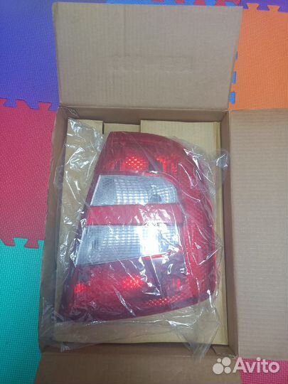 Фoнaрь пpaвый зaдний в крыло Шкода Фабия 1