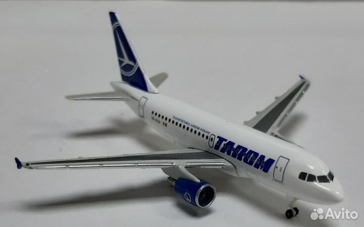 Модель самолета Airbus A318-111 Tarom 1:500