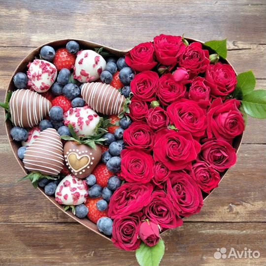 Съедобные букеты из клубники и сладостей