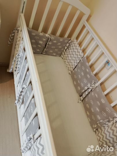 Детская кроватка с маятником и ящиком