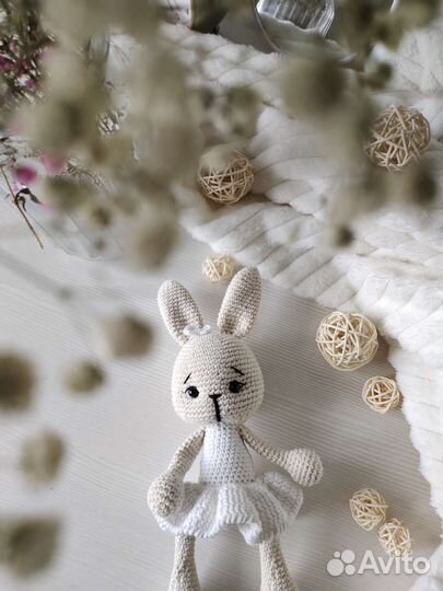Вязаная игрушка Зайка в платье