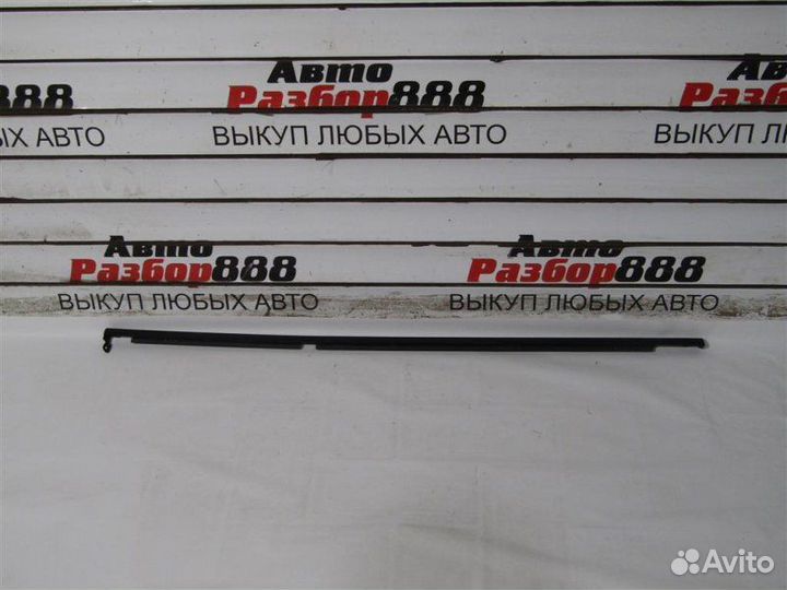 Уплотнитель стекла двери задний правый Mitsubishi