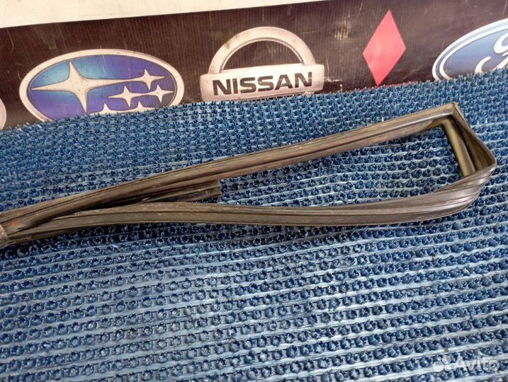 Уплотнитель стекла двери передний правый Suzuki