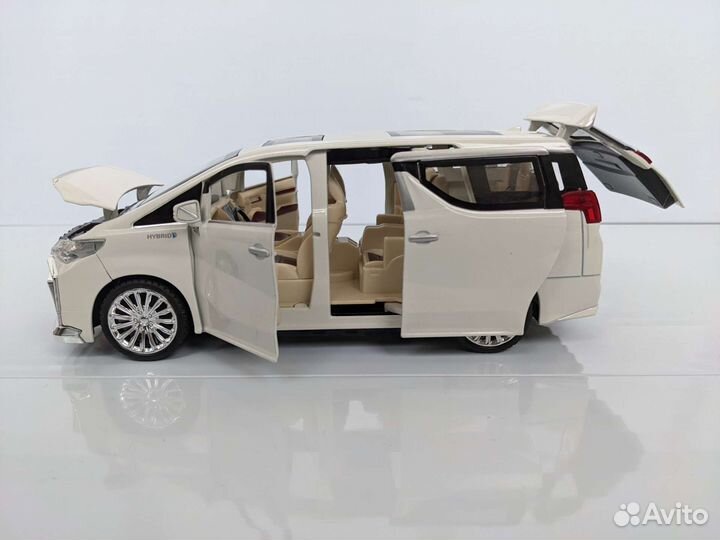 Металлическая моделькаToyota Alphard Hybrid