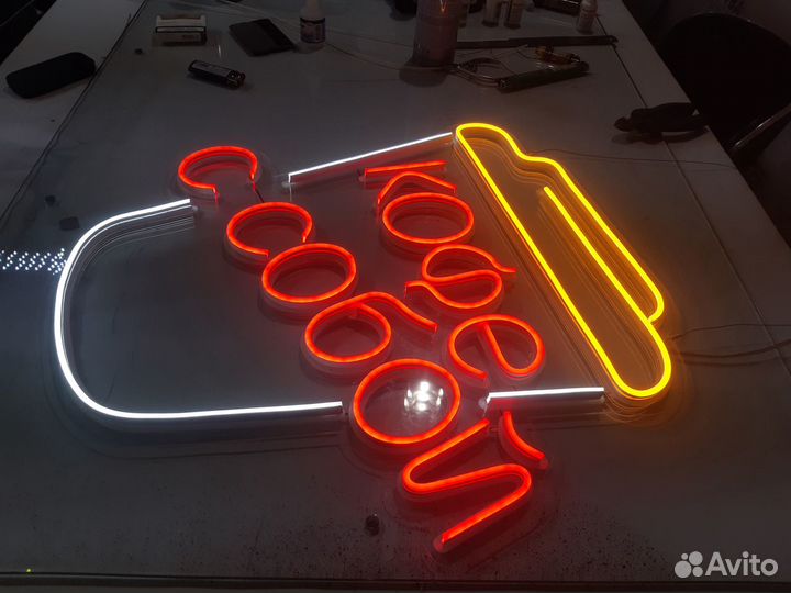 Неоновая вывеска кофе