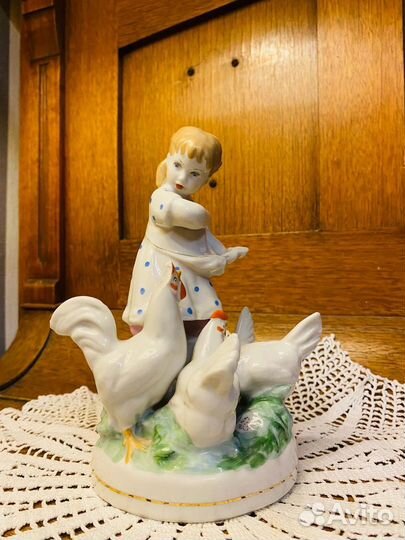 Девочка кормит кур Статуэтка Дулево 1960