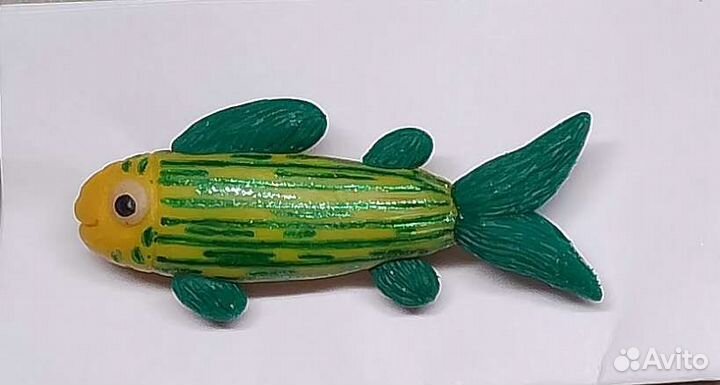 Брошь ручной работы из полимерной глины рыбка