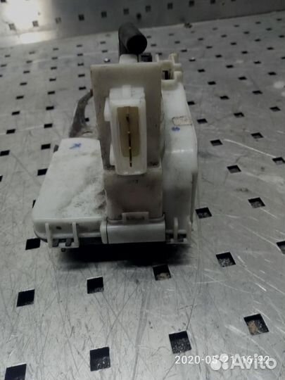 Замок двери передней правой Volkswagen Golf