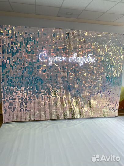 Фотозона на праздник с пайетками, шарами, неоном