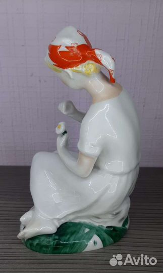 Фарфоровая статуэтка Гадание на ромашке лфз