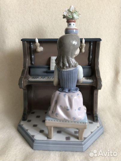 Фарфоровая статуэтка фирмы 