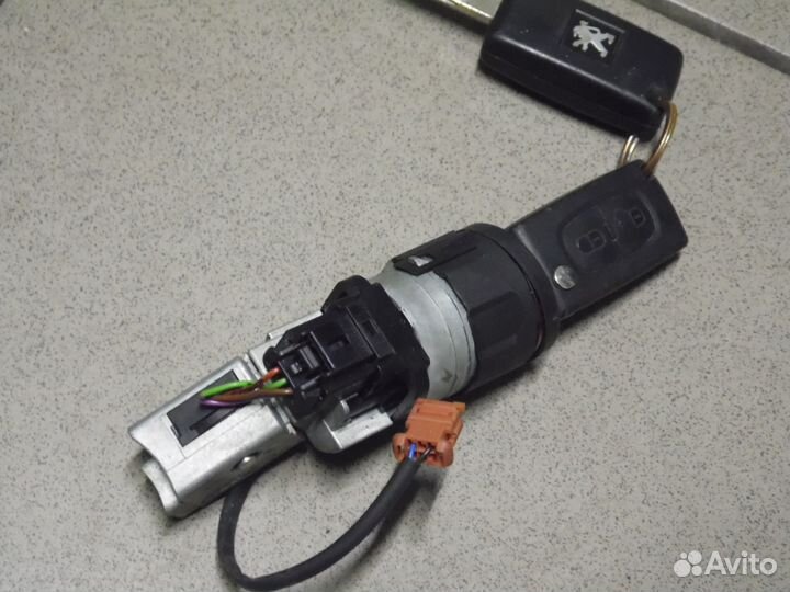 Замок зажигания с ключем Пежо Ситроен