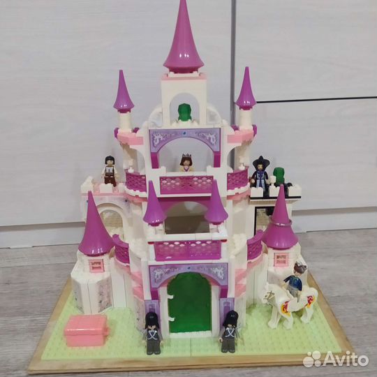 Конструктор сказочный замок с фигурками. 508 дет