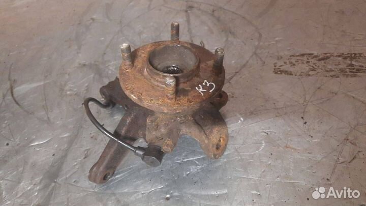 Кулак передний правый Nissan Almera N16 2000