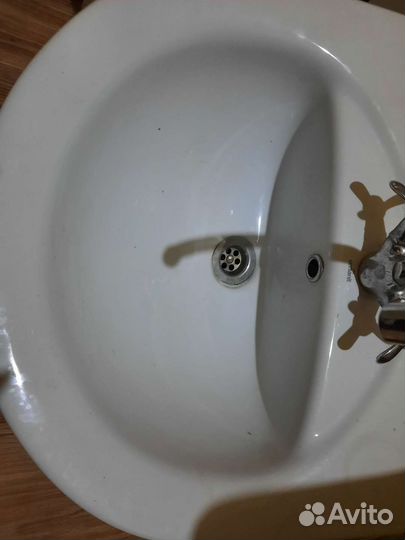 Раковина с краном