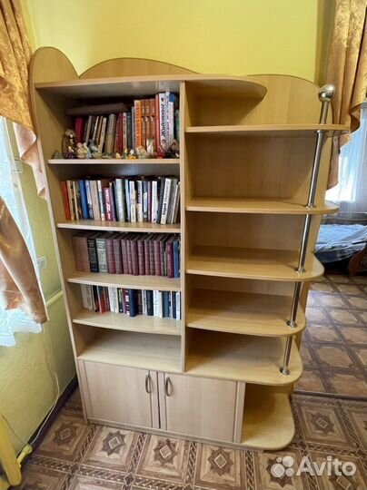 Книжный шкаф