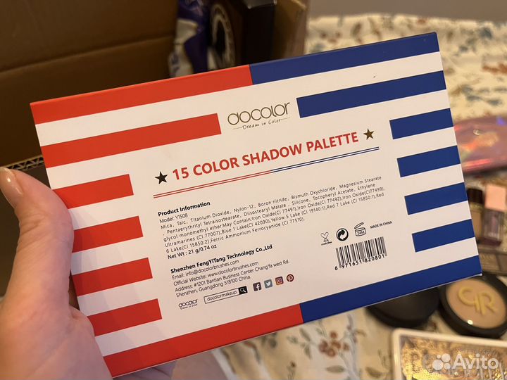 Косметика и кисти для макияжа