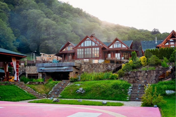 Дом 1200 м² на участке 65 сот.