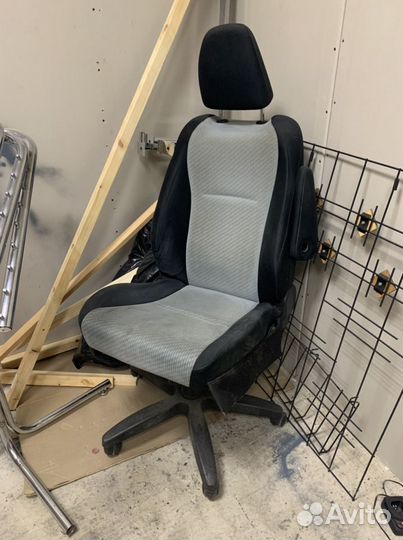 Офисное кресло из автомобильного кресла