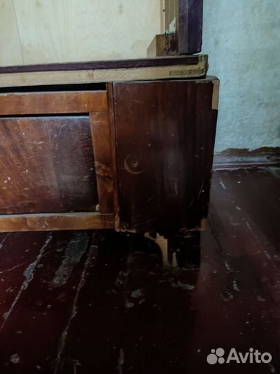 Шкаф плательный антикварный