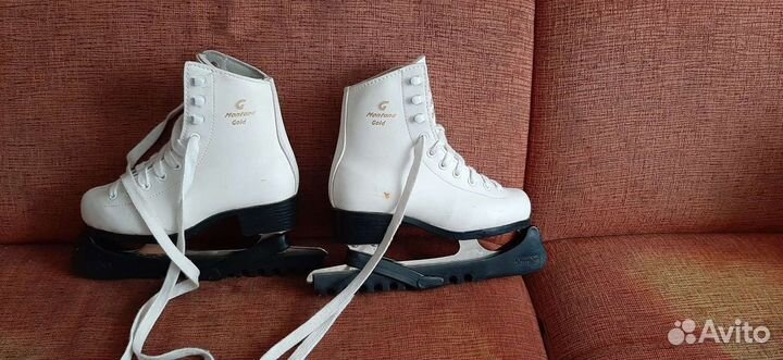 Коньки белые