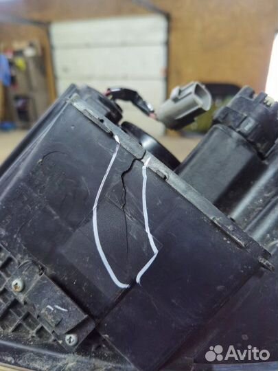 Фара галогеновая передняя правая Toyota Avensis