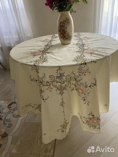 Винтажная Мадейра. Скатерть с цветной вышивкой