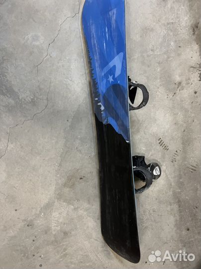 Сноуборд с креплениями и ботинками