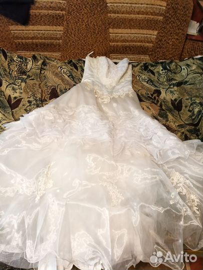 Продам свадебное платье 46 размер белое