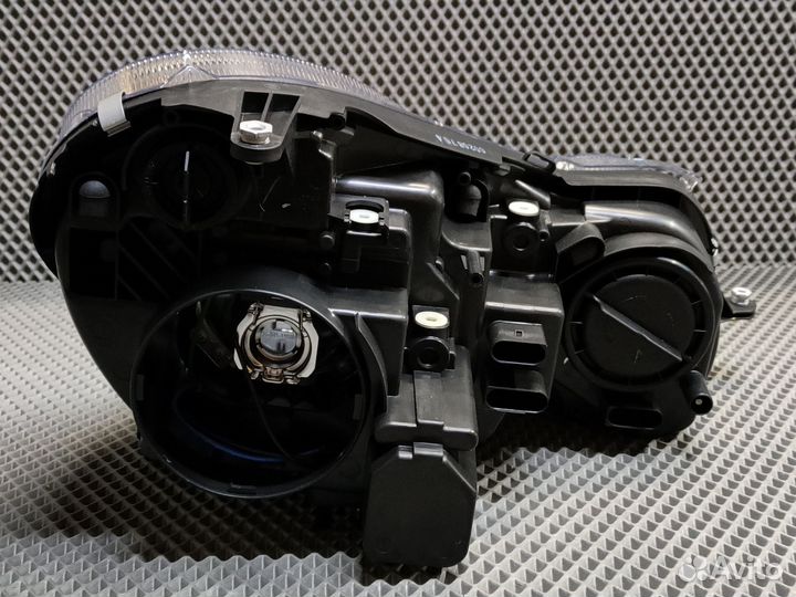 Фара передняя левая Mercedes-Benz W211