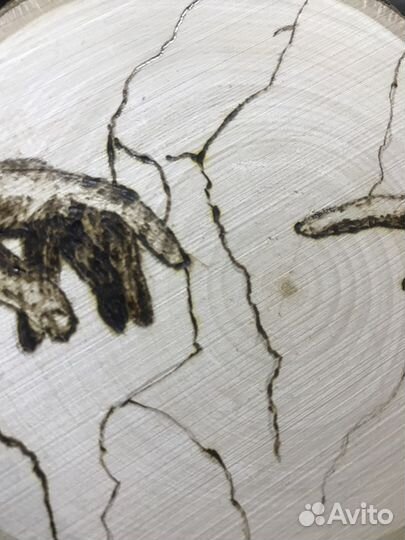 Картина на спиле дерева «Сотворение Адама»