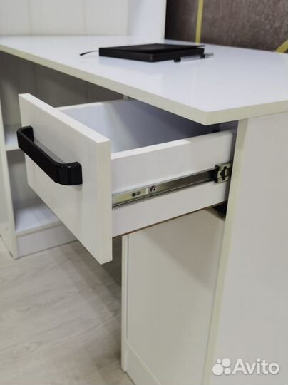 Компьютерный стол белый