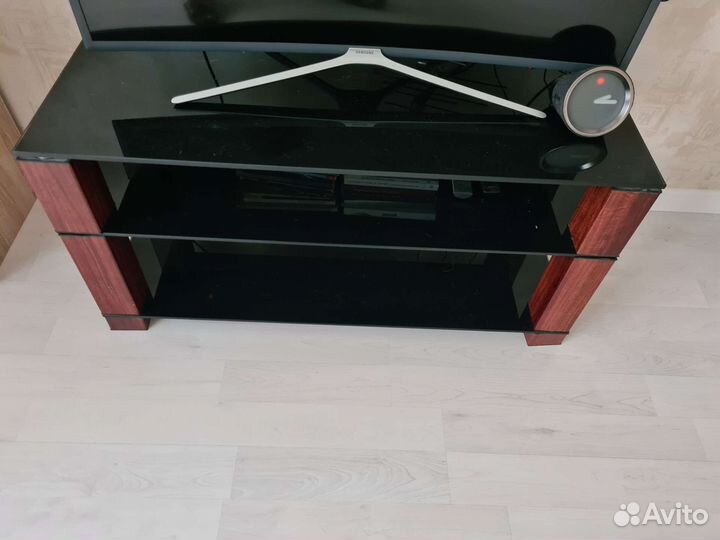 Стеклянная тумба под тв