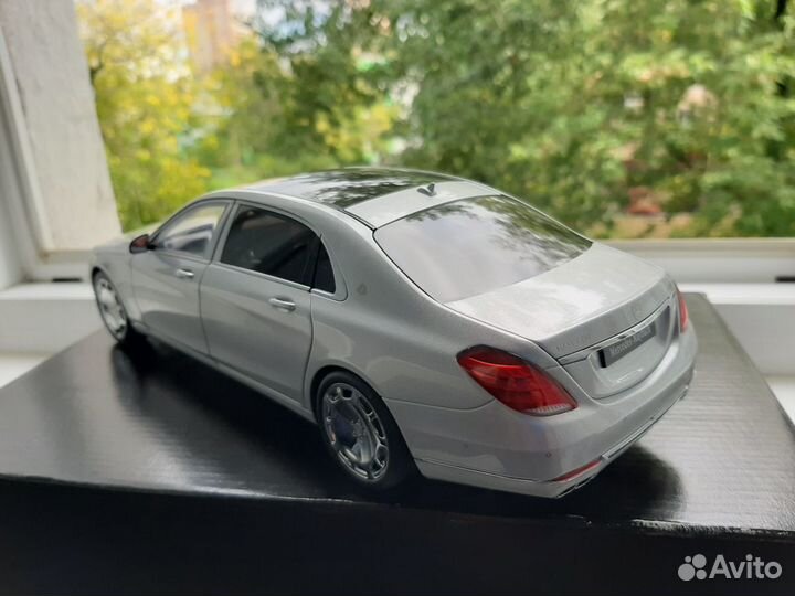 Модель автомобиля Mercedes Maybach 1/18 Autoart