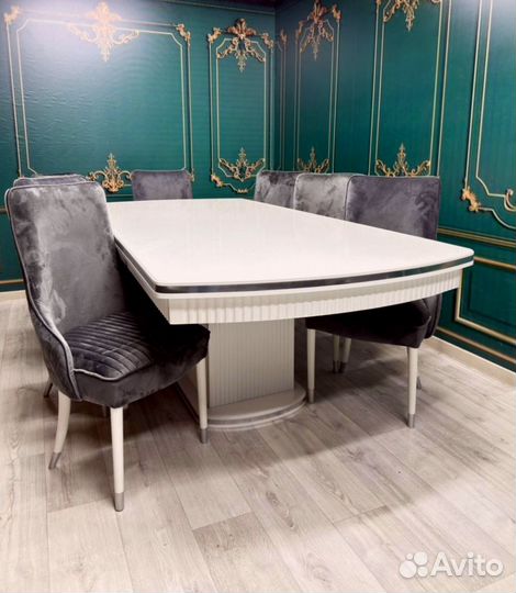 Стол и стулья для кухни. В наличии