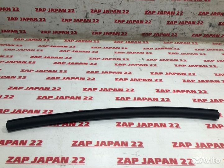 Уплотнитель капота левый Mitsubishi