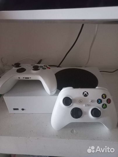 Xbox series s 2 геймпада + зарядка для них