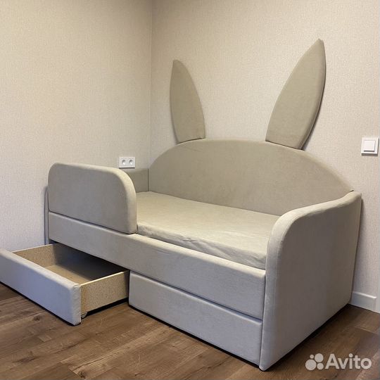 Кровать диван для ребенка со спинками зайка