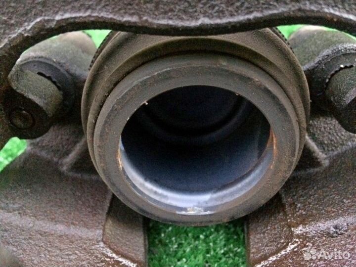 Суппорт тормозной передний левый Mazda Axela