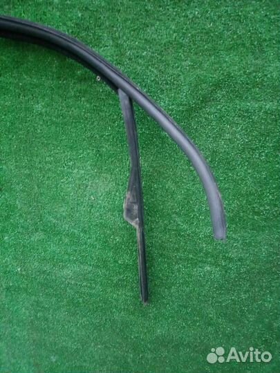 Уплотнитель двери передний правый Volkswagen Golf