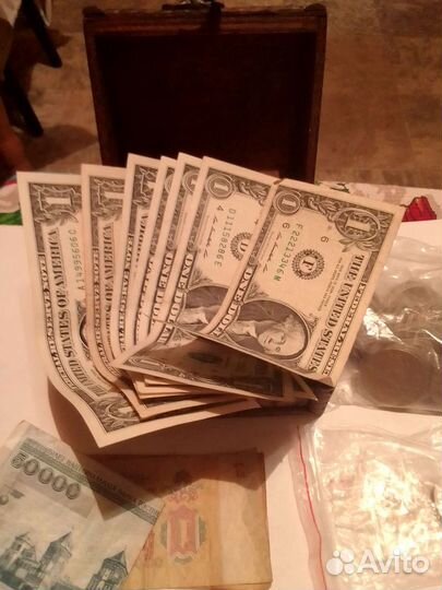 Коллекция монет и купюр