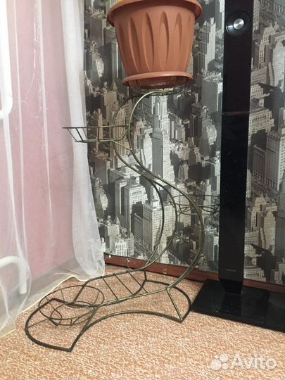 Подставка под цветы металлическая