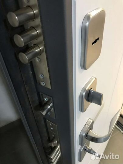 Дверь входная металлическая с зеркалом и без