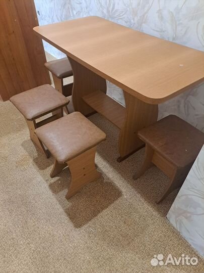 Стол и табуреты