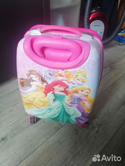 Чемодан для девочки на колесах