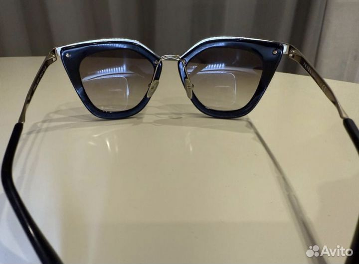 Солнцезащитные очки женские prada