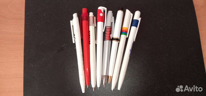 Набор шариковых и гелиевых ручек разных цветов