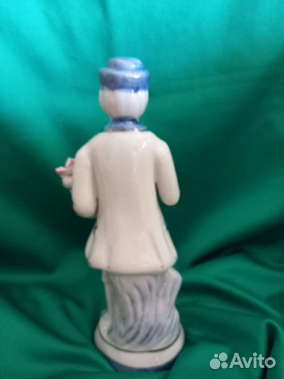 Фарфоровая статуэтка