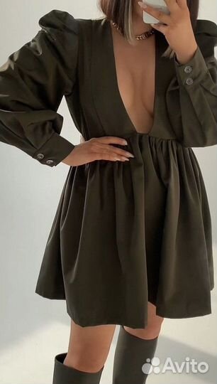 Платье глубокое декольте.черное платье